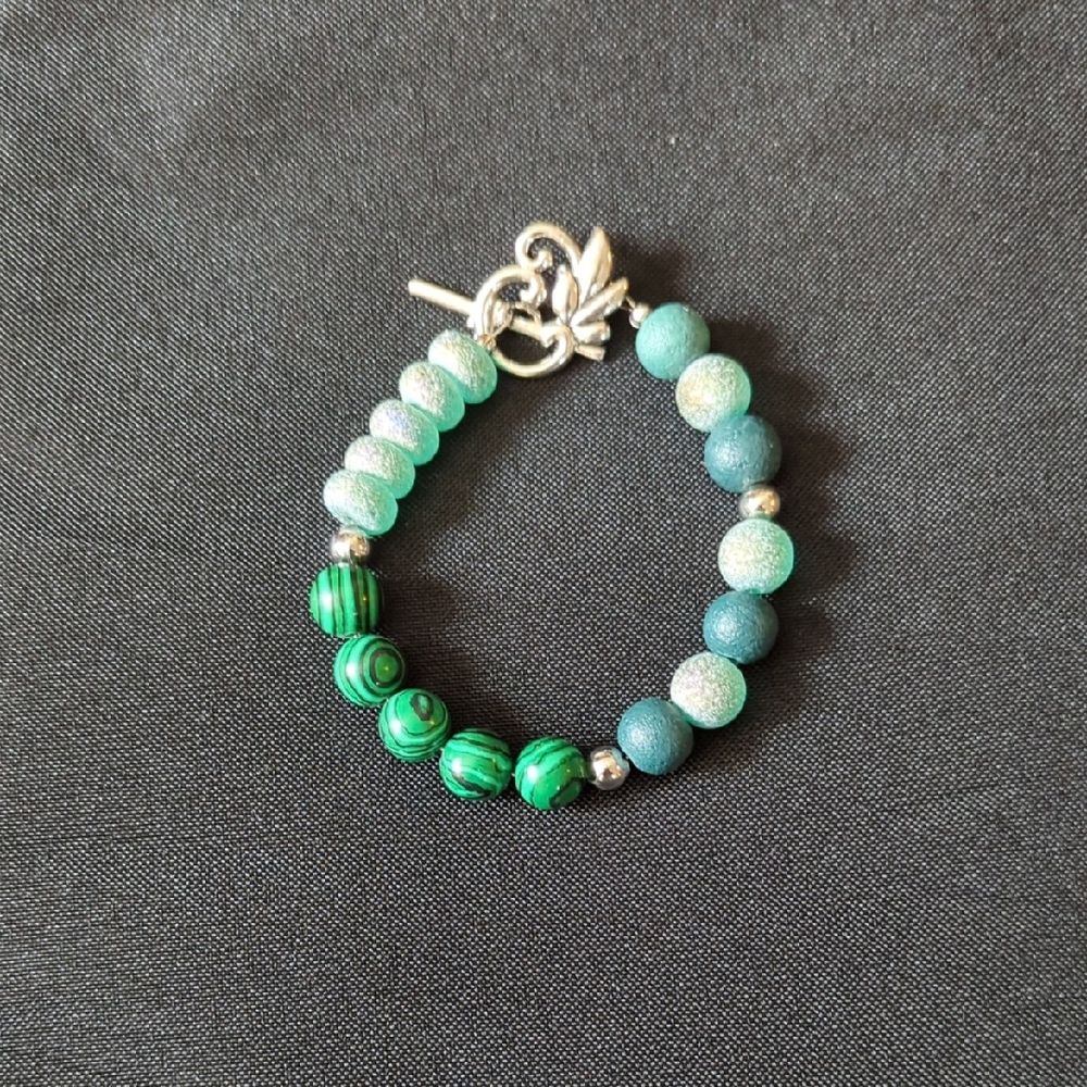 Elegant Green and Silver Beaded Bracelet